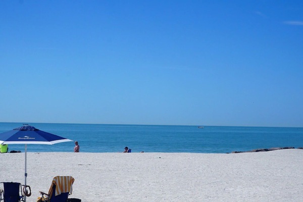Una playa cerca, sillas reclinables de playa, toallas de playa