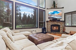 Smart TV, fireplace, DVD player, ping pong