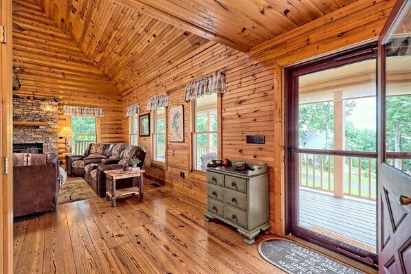 Smart TV, fireplace, offices - Bears Eye View  by Chatuge Home Concierge<br>lake and mountain views (Hayesville)