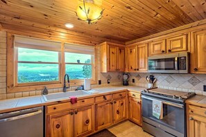 Fridge, microwave, oven, stovetop - Bear’s Eye View by Chatuge Home Concierge | Lake & Mountain Views (Hayesville)