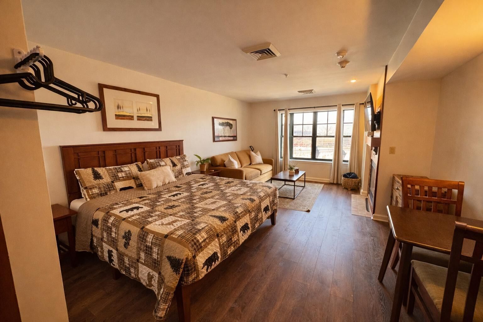 Tabla de planchar con plancha, wifi gratis y ropa de cama 