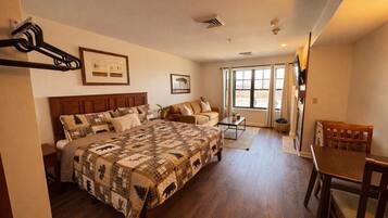 Tabla de planchar con plancha, wifi gratis y ropa de cama