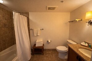 Une salle de bain avec une baignoire, des toilettes et un lavabo.