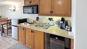 Geladeira, micro-ondas, cooktop, cafeteira/chaleira