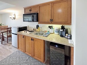 Geladeira, micro-ondas, cooktop, cafeteira/chaleira