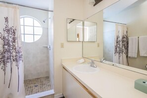 Apartment, Mehrere Betten (Marcia's Somerset Condo) | Badezimmer