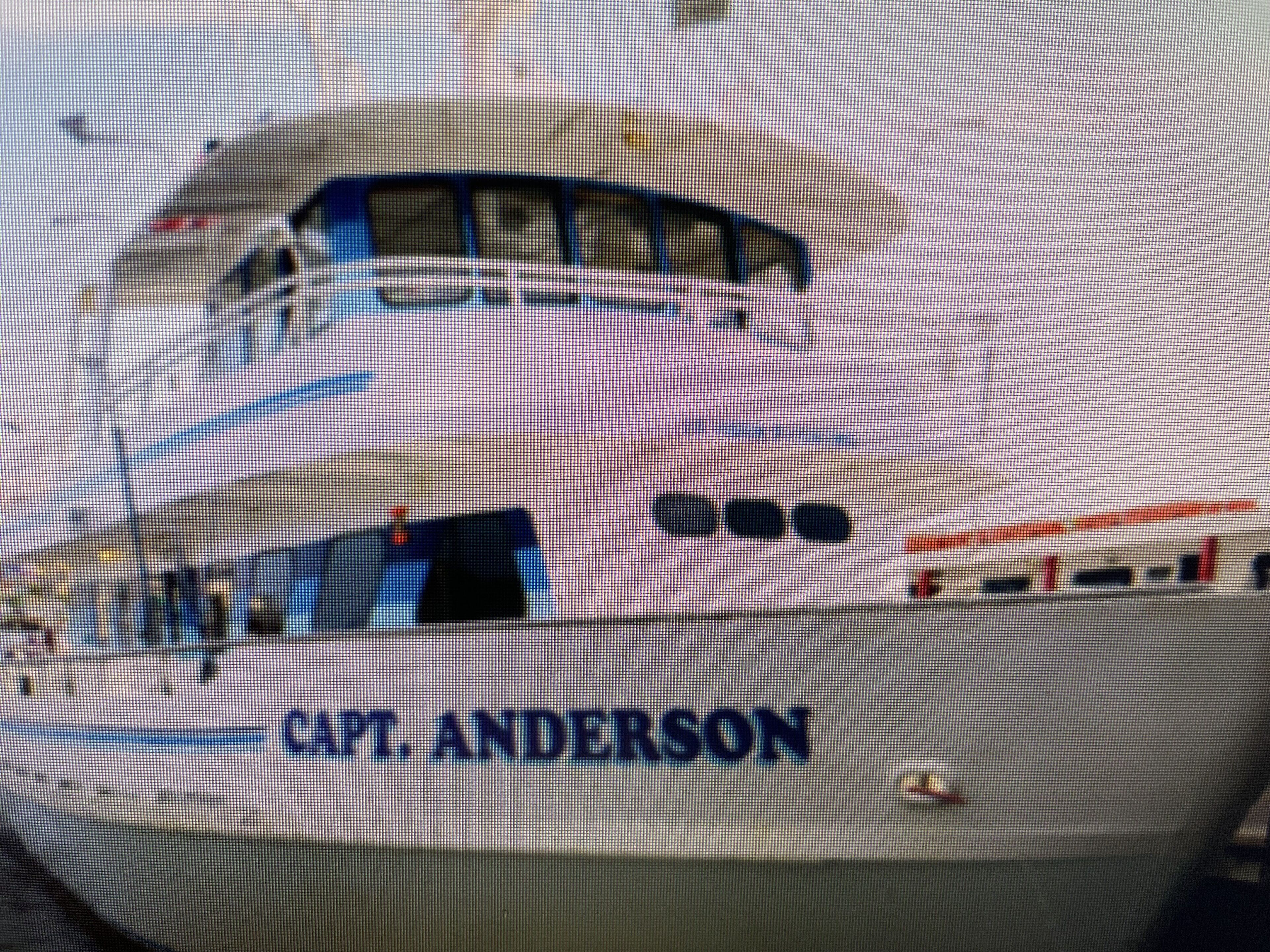 Een schip genaamd "Capt. Anderson" met zichtbare ramen en een dek.