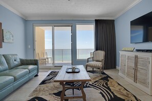 Condo, varias camas, acceso a la alberca | Área de sala de estar | Televisión 