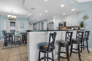 Apartamento, varias camas, acceso a la piscina | Cocina privada | Frigorífico, microondas, horno y placa de cocina