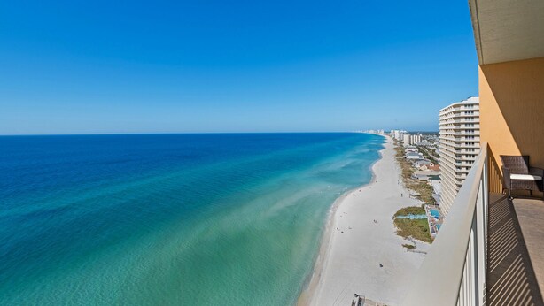 A beachfront hotel with a view of the ocean and beach. - Treasure Island 1904 (Panama City Beach)