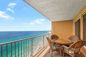 Condo, varias camas, alberca privada | Balcón