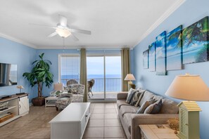 Appartamento, letti multipli, piscina privata | Soggiorno | TV