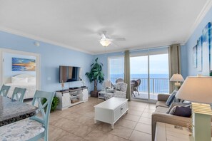 Appartamento, letti multipli, piscina privata | Soggiorno | TV