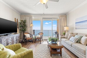 Apartment, Mehrere Betten, Poolzugang | Wohnbereich | Fernseher