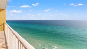 Un balcon avec vue sur l’océan et un ciel dégagé.