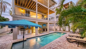 A heated pool - 🌴 Island Escape | Home on Siesta Key w/ Private Heated Pool & Ping Pong Table! (Siesta Key)