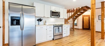 7th Hole Chalet - New 7-person Hot Tub / Sauna / 3 Fireplaces / New VRBO!