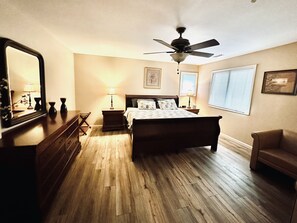 1 bedroom, desk, iron/ironing board, travel cot - Spacious & Modern with Workspace - A+ Location!!! (Mooresville)