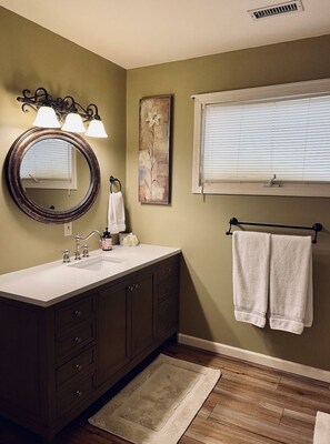 Combined shower/tub, hair dryer, towels, soap - Spacious & Modern with Workspace - A+ Location!!! (Mooresville)