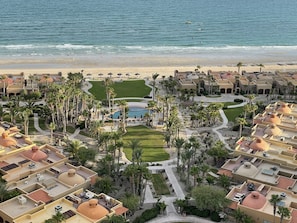 Plage, chaises longues, serviettes de plage