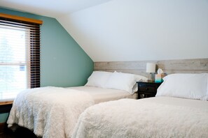 4 bedrooms, iron/ironing board, WiFi, bed sheets