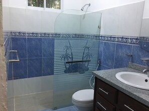 Duschwanne, Haartrockner, Handtücher, Toilettenpapier