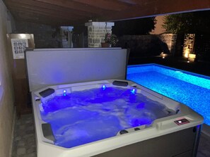 Outdoor spa tub