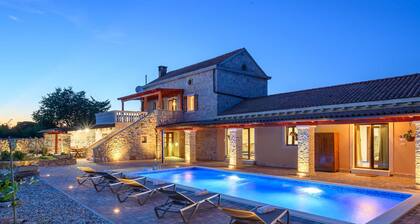 Villa Jacassa with heated swimming pool and jacuzzi