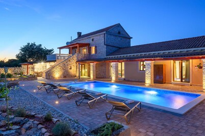 Villa Jacassa with heated swimming pool and jacuzzi