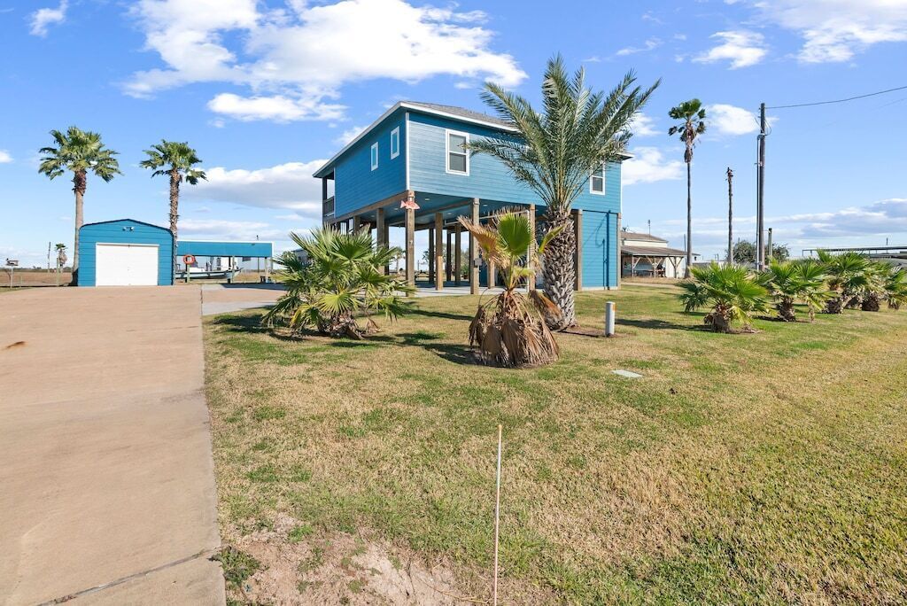 Fishing Pier & Minutes to the Beach!