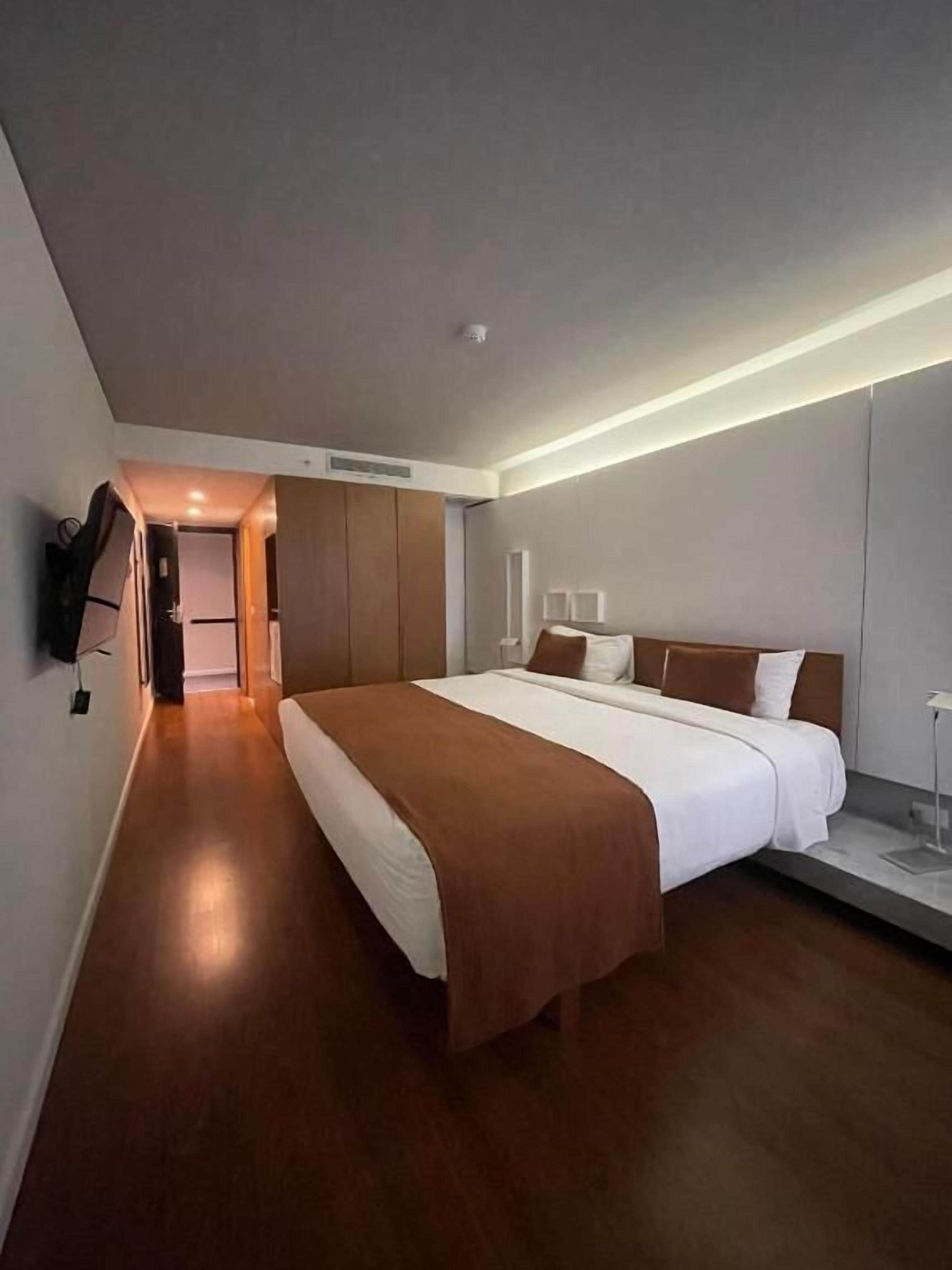 标准双人房 | 客房内保险箱、办公桌、隔音、免费 WiFi