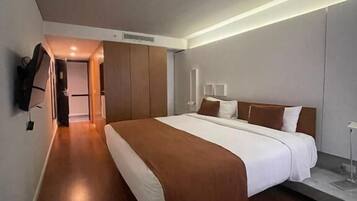 Standard Double Room | In-room safe, desk, soundproofing, free WiFi