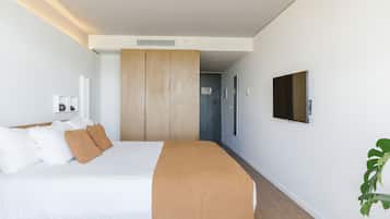 Een kluis op de kamer, een bureau, geluiddichte muren, gratis wifi