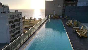 Een seizoensgebonden buitenzwembad