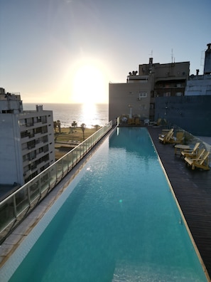 Una piscina al aire libre de temporada