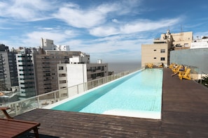 Una piscina al aire libre de temporada