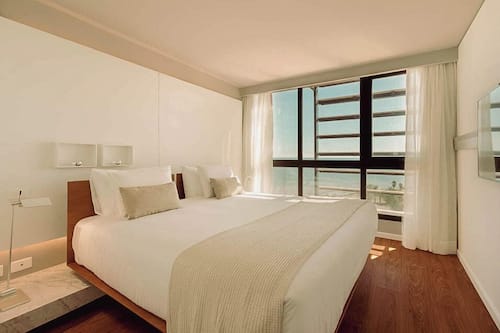 Quarto luxo | Cofres nos quartos, escrivaninha, quartos à prova de som