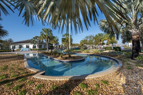 Una piscina al aire libre