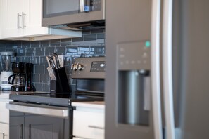 Frigorifero, microonde, forno, piano cottura