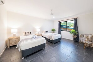 4 chambres, fer et planche à repasser