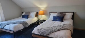 4 bedrooms, iron/ironing board, travel crib, free WiFi - ❤️The Golf Manor, located on the 3rd hole of The Pines. Minutes from Sand Valley (Nekoosa)