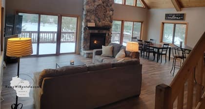 ❤️The Golf Manor, located on the 3rd hole of The Pines. Minutes from Sand Valley