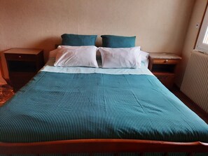 3 bedrooms, iron/ironing board, travel crib, free WiFi - SPACIOUS, COMFORTABLE GITE IN THE HAUT JURA REGION (Foncine-le-Haut)