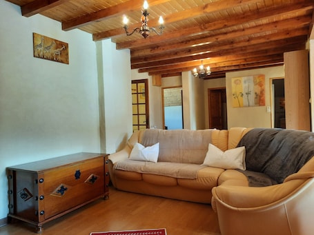 TV, DVD player, books. SPACIOUS, COMFORTABLE GITE IN THE HAUT JURA REGION