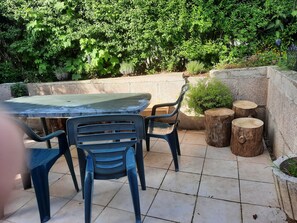 Outdoor dining - SPACIOUS, COMFORTABLE GITE IN THE HAUT JURA REGION (Foncine-le-Haut)