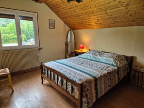 3 bedrooms, iron/ironing board, travel cot, free WiFi