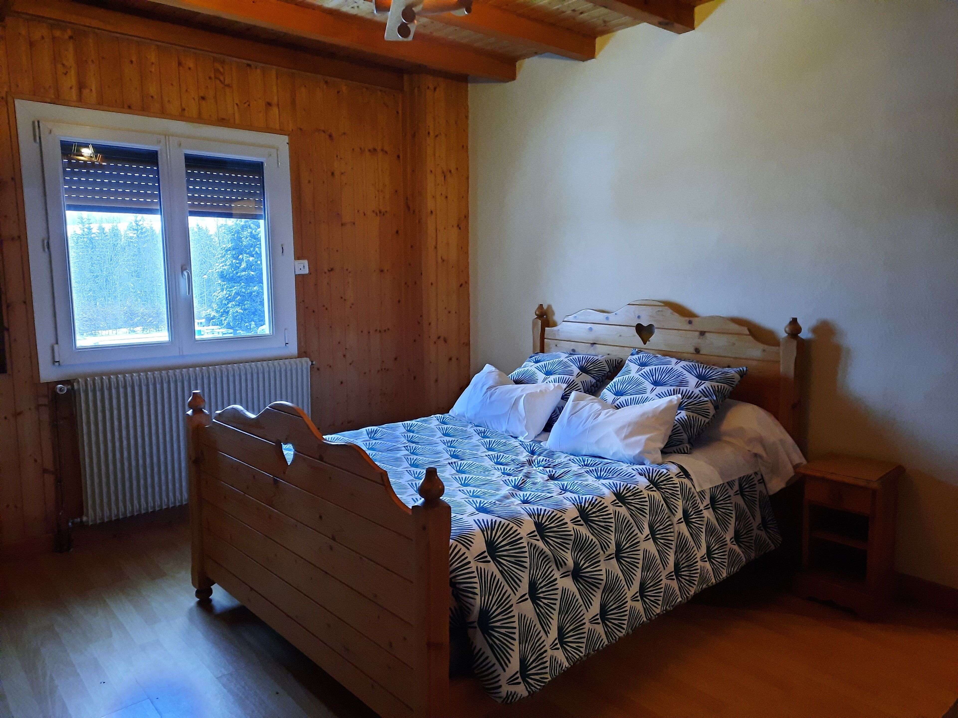 3 habitaciones, tabla de planchar con plancha y cuna de viaje 