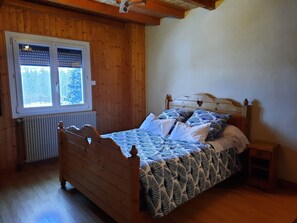 Iron/ironing board, travel crib, free WiFi, bed sheets - SPACIOUS, COMFORTABLE GITE IN THE HAUT JURA REGION (Foncine-le-Haut)