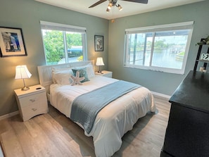 4 bedrooms, desk, iron/ironing board, free WiFi - Reflections - Heated Pool, Canal, Kayaks, Bikes, Downtown (Cape Coral)