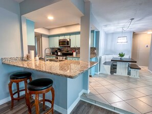 Coffee/tea maker, full-sized fridge, microwave, oven - Reflections - Heated Pool, Canal, Kayaks, Bikes, Downtown (Cape Coral)